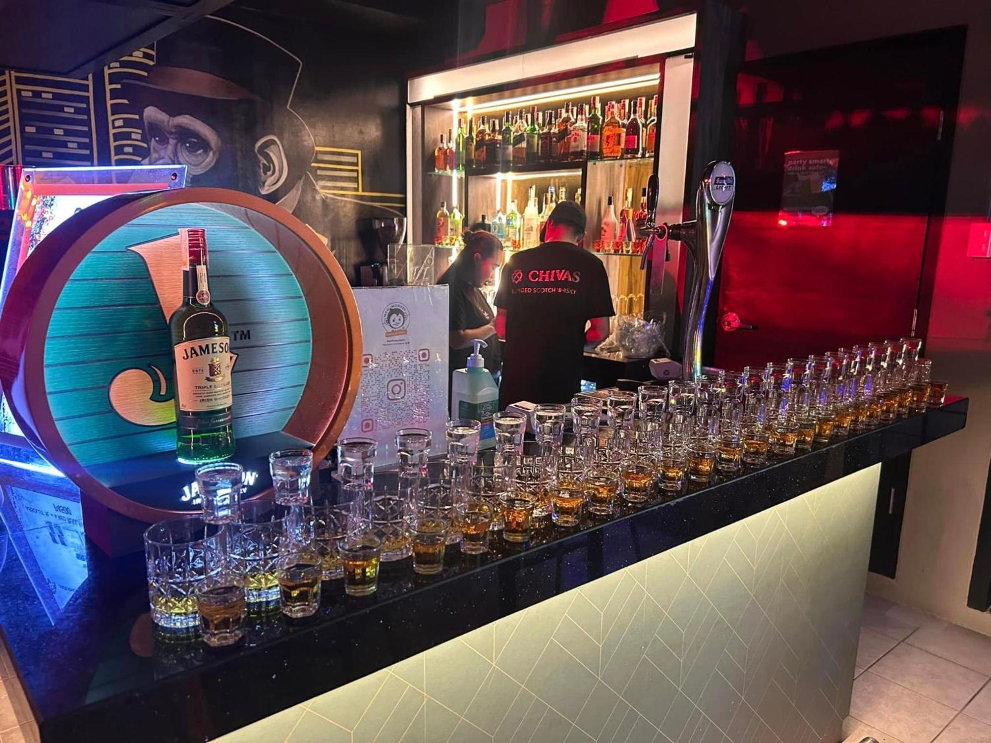 Mad Monkey Manila Vandrarhem Makati City Exteriör bild